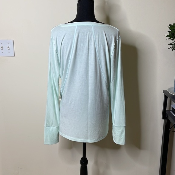 𝅺‼️NWT Gap Fit Athletic Top ‼️⭐️ - Picture 2 of 3